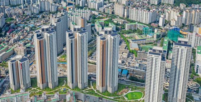 HDC현대산업개발이 제로에너지건축물 시대를 위한 준비에 한창이다. 사진은 옥상과 벽면에 태양광 패널이 설치돼 태양광 에너지를 활용하고 있는 서울 구로구 고척아이파크. /사진=HDC현대산업개발
