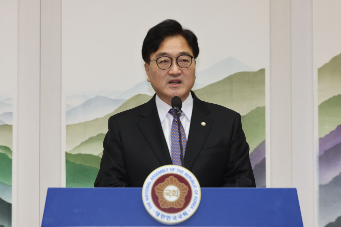 우원식 국회의장이 여·야 대치 상황에 대한 우려를 전하며 야당에 '방송4법' 입법 강행 추진을 중단하고 법안 원점 재검토를 촉구했다. 사진은 우 의장이 17일 서울 여의도 국회의장 접견실에서 열린 긴급 기자회견에서 발언하는 모습. /사진=뉴시스