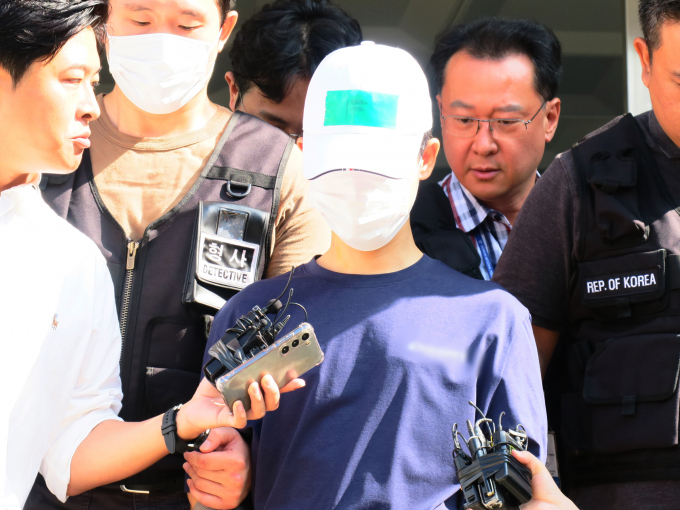 법원의 접근금지 명령을 어기고 옛 여자친구를 찾아가 흉기로 살해한 혐의로 기소된 30대 남성이 징역 30년을 선고받았다. 사진은 지난해 7월 인천 논현경찰서에서 검찰로 송치된 30대 남성. /사진=뉴시스