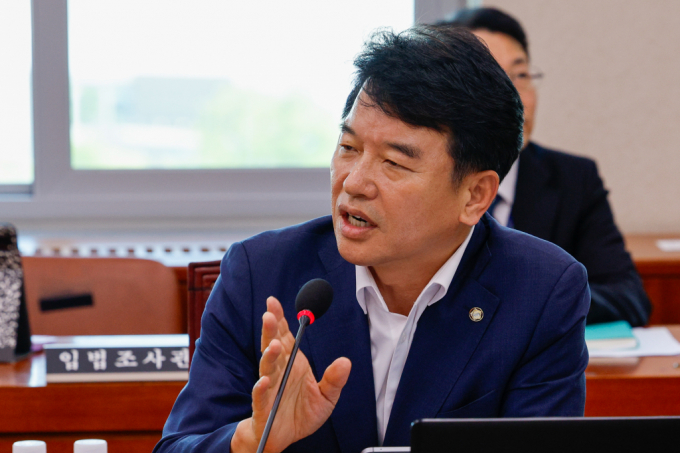  국회 국토교통위원회 소속 문진석 의원(더불어민주당·충남 천안)이 국토교통부가 시행령을 개정하지 않아 제도적 허점을 방치하고 있다고 지적했다. 사진은 문 의원이 지난 6월 서울 여의도 국회에서 열린 국토위 첫 전체회의에서 인사말을 하는 모습. /사진=뉴스1