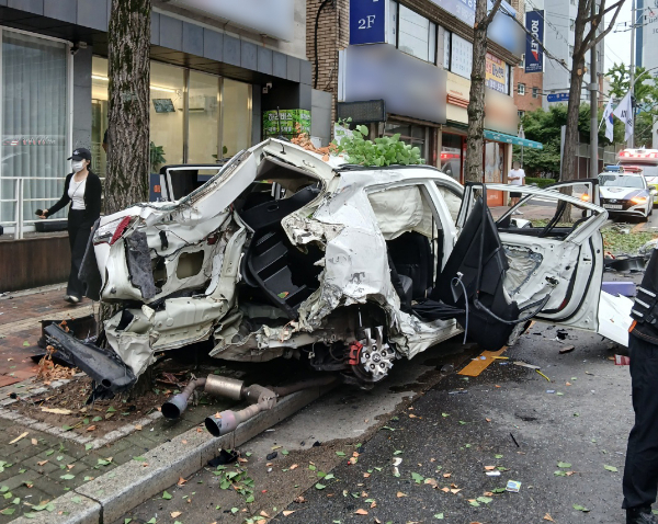 대구 10대 운전자가 무먼허·음주 운전으로 사고를 낸 뒤 현장에서 도망쳤지만 경찰에게 붙잡혔다. 사진은 이날 대구 동구 신천동 한 가로수를 들이받은 음주 운전 차량. /사진=뉴스1(대구소방안전본부 제공)