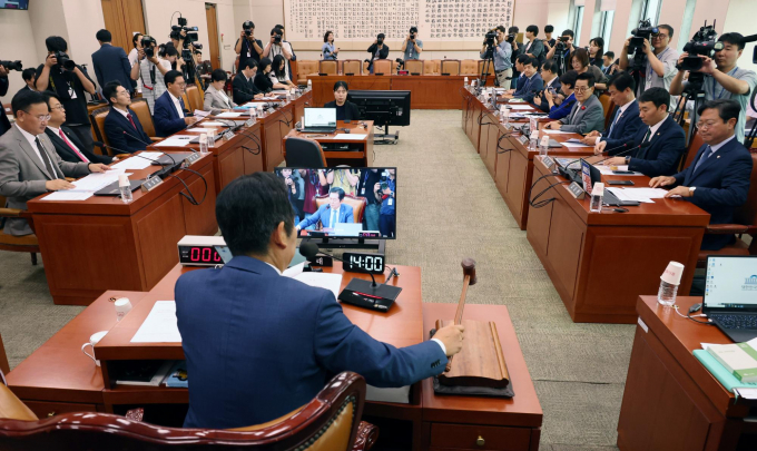 신원식 국방부 장관, 김계환 해병대사령관 등 윤석열 대통령 탄핵청원 청문회 증인 6명이 불출석 사유서를 냈다. 사진은 정청래 국회 법제사법위원회 위원장이 지난 16일 서울 여의도 국회에서 열린 전체회의에서 개의 선언을 하며 의사봉을 두드리는 모습. /사진=뉴시스