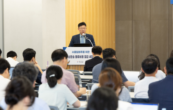 한국무역협회가 17일  서울 강남구 삼성동 트레이드타워에서 개최한 '해상운송 물류비용 절감 세미나'에서 한국무역협회 이봉걸 물류서비스실장이 참가한 기업들에게 인사말을 하고있다. / 사진=한국무역협회 
