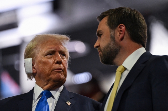 도널드 트럼프 전 미국 대통령(왼쪽)과 J.D. 밴스 상원의원이 16일(현지시간) 위스콘신주 밀워키에서 열린 공화당 전당대회에 참석하고 있다./사진=로이터