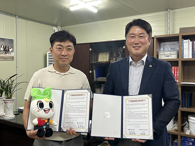 임동문 법무보호복지공단 대구지부장(오른쪽)이 박태범 에이치비신소재 대표(왼쪽)에게 현판을 전달했다./사진제공=한국법무보호복지공단 대구지부