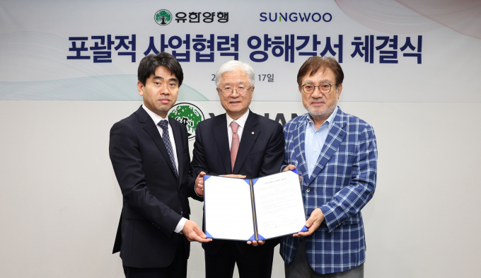 유한양행이 성우전자와 신성장사업 협력 업무협약(MOU)을 17일 체결했다. 사진은 조일현 성우전자 대표(왼쪽부터), 조욱제 유한양행 대표, 조성면 성우전자 회장. /사진=유한양행 제공