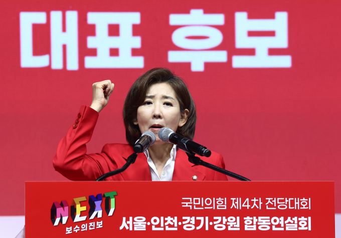 나경원 국민의힘 의원이 한동훈 전 국민의힘 비상대책위원장의 패스트트랙 사건 공소 취소 폭로에 대해 우리 당대표 후보가 맞냐며 비판의 목소리를 높였다. 사진은 나 의원이 17일 경기 고양 소노아레나에서 열린 국민의힘 제4차 전당대회 서울·인천·경기·강원 합동연설회에서 정견발표를 하는 모습. /사진=뉴스1