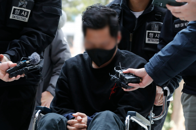 검찰이 아내를 상대로 감금, 협박, 음란물 온라인 유포 혐의로 재판받은 30대 전직 군인 A씨의 1심 판결에 대해 항소했다고 밝혔다. 사진은 A씨가 구속 전 피의자 심문(영장실질심사)에 출석하기 위해 지난 2월4일 인천 미추홀구 인천지법에서 이동하는 모습. /사진=뉴시스
