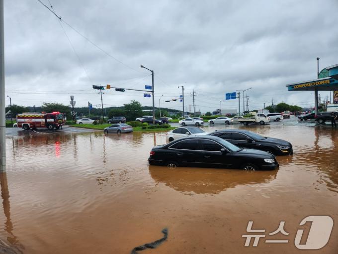 경기북부 지역에 호우경보가 내려진 17일 경기 고양시 일산동구 성석동 도로에 차량이 침수돼 있다. (경기북부소방재난본부 제공) 2024.7.17/뉴스1
