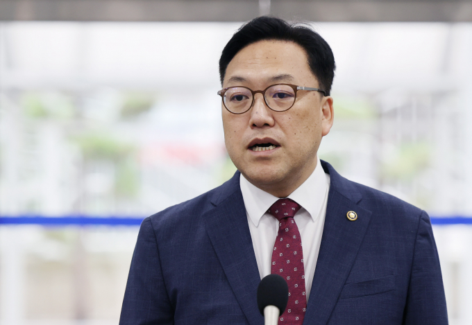 국회 정무위원회가 17일 김병환 금융위원장 후보자에 대한 인사청문회를 오는 22일 진행한다고 전했다. 사진은 김 후보자가 지난 5일 서울 중구 예금보험공사에 마련된 인사청문회 준비 사무실로 출근하는 길에 지명 소감을 밝히는 모습. /사진=뉴시스