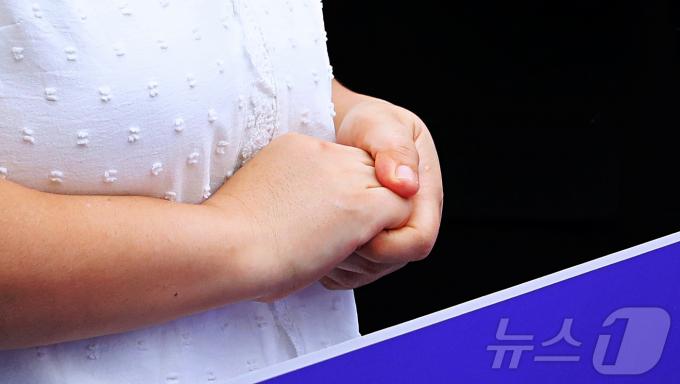 [사진] 인천 스토킹 살인 1주기…피해자 언니의 꽉 쥔 손
