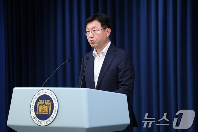 체코 원전 수주 우선협상자 선정 브리핑하는 성태윤 정책실장 성태윤 대통령실 정책실장이 17일 서울 용산 대통령실 청사에서 체코 신규 원자력발전소 수주를 위한 우선협상자 선정 관련 브리핑을 하고 있다. 체코 정부는 이날 남부 지역인 테멜린과 두코바니에 각각 1200메가와트(MW) 규모 원전 2기씩 총 4기 건설하는 사업의 우선협상대상자로 한국수력원자력 컨소시엄을 선정했다고 밝혔다. 2024.7.17/뉴스1 ⓒ News1 송원영 기자
