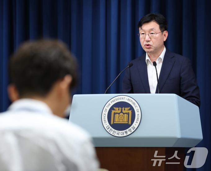 [사진] 체코 원전 수주 우선협상자 선정 브리핑하는 성태윤 정책실장