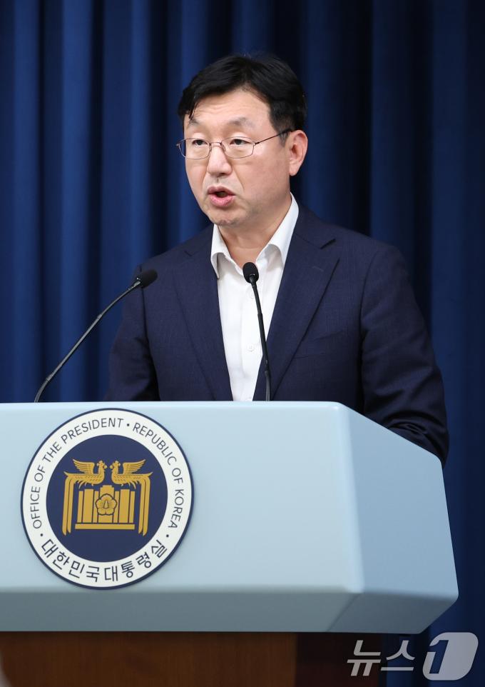 [사진] 체코 원전 수주 우선협상자 선정 브리핑하는 성태윤 정책실장