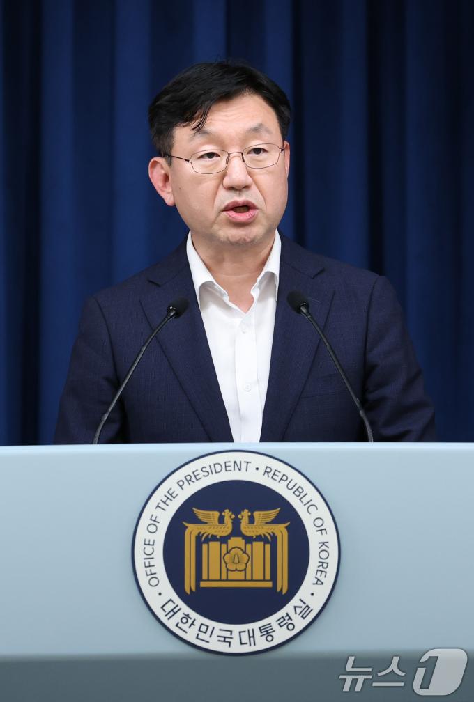 [사진] 체코 원전 수주 우선협상자 선정 브리핑하는 성태윤 정책실장