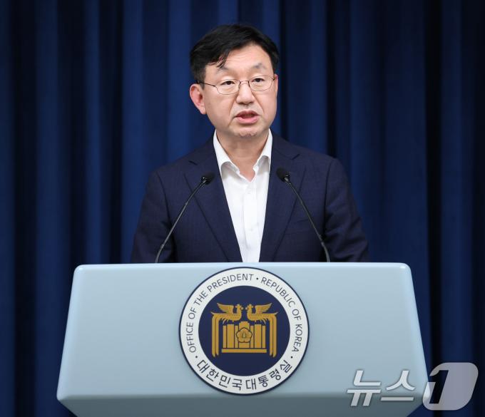 [사진] 체코 원전 수주 우선협상자 선정 브리핑하는 성태윤 정책실장
