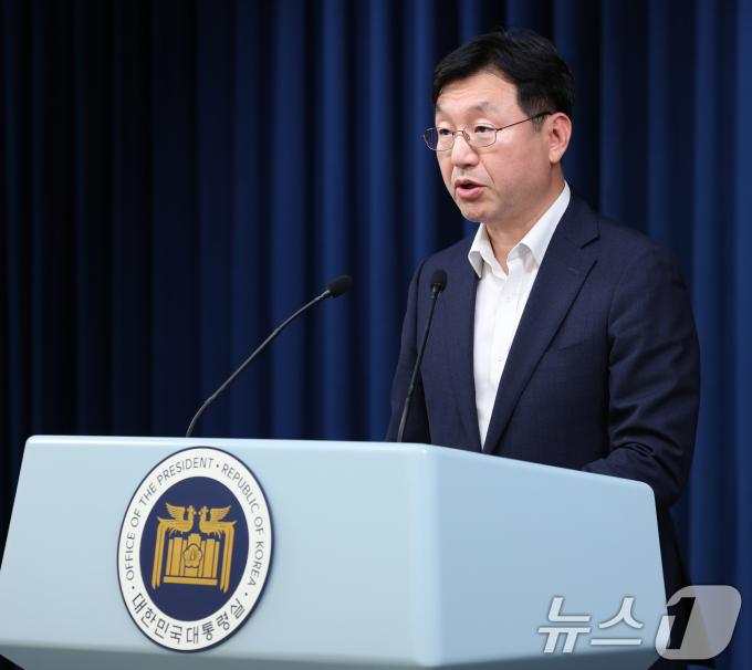 [사진] 성태윤 정책실장, '체코 원전 우선협상대상자 선정' 브리핑