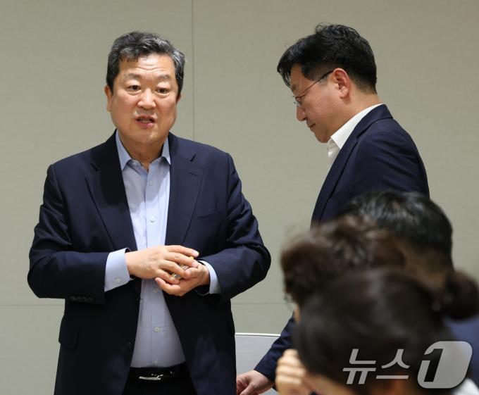 [사진] '체코 원전' 브리핑 참석하는 성태윤 정책실장과 박춘섭 경제수석
