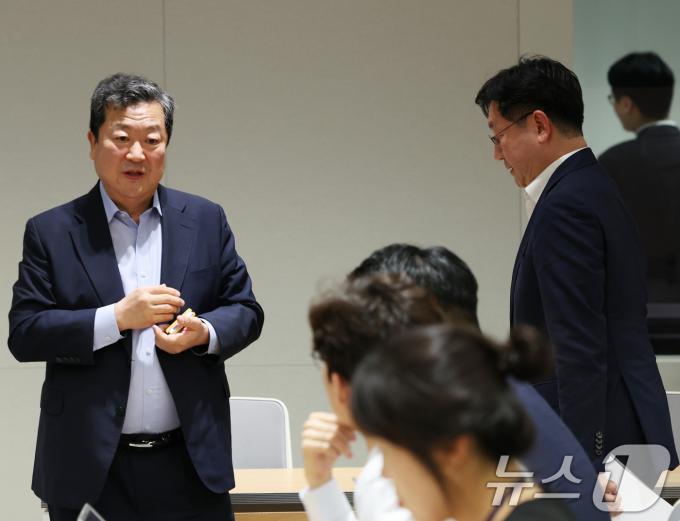 [사진] '체코 원전' 브리핑 참석하는 성태윤 정책실장과 박춘섭 경제수석