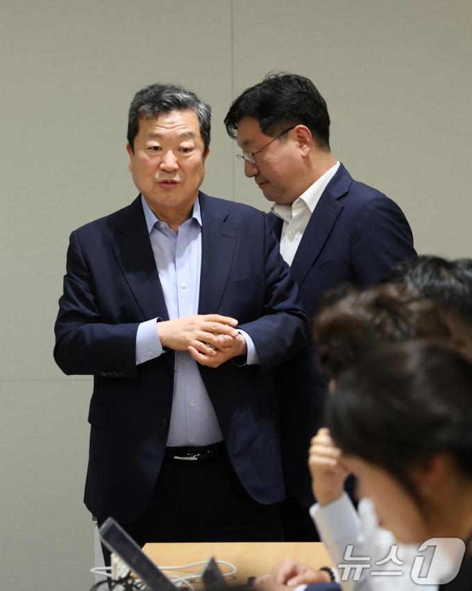 [사진] '체코 원전' 브리핑 참석하는 성태윤 정책실장과 박춘섭 경제수석