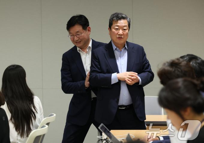 [사진] '체코 원전' 브리핑 참석하는 성태윤 정책실장과 박춘섭 경제수석