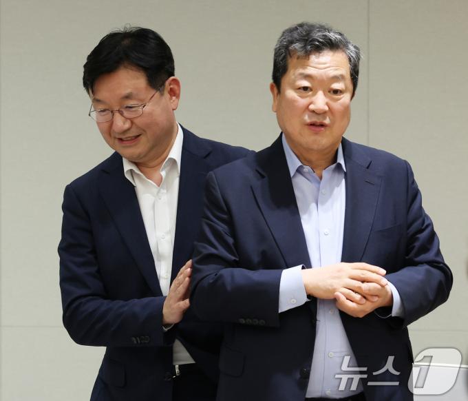 [사진] '체코 원전' 브리핑 참석하는 성태윤 정책실장과 박춘섭 경제수석
