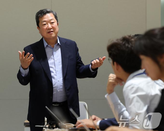 [사진] 체코 원전 관련 브리핑 배석한 박춘섭 경제수석