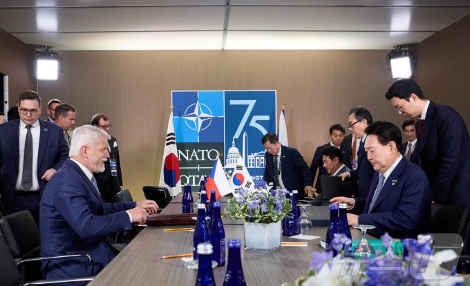 윤석열 대통령이 10일(현지시간) 북대서양조약기구(NATO·나토) 75주년 정상회의가 개최된 미국 워싱턴DC 월터 E. 워싱턴 컨벤션센터에서 페트르 파벨 체코 대통령과 한-체코 정상회담을 하고 있다. (대통령실 제공) 2024.7.11/뉴스1 ⓒ News1 송원영 기자