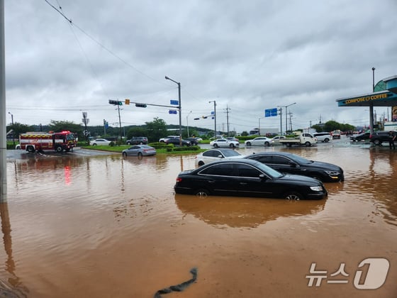 [사진] 차량 침수된 일산 도로