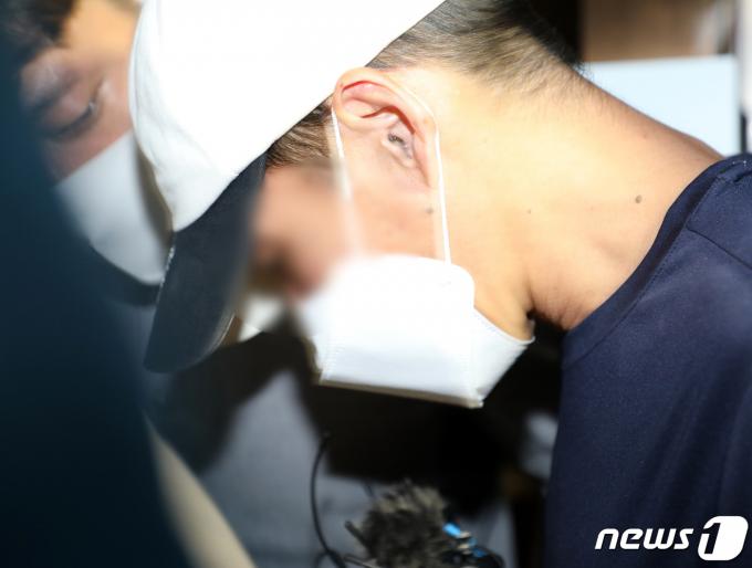 지인과 공모해 옛 연인의 중학생 아들을 살해한 혐의를 받고 있는 40대 남성 A씨가 도주 하루 만인 19일 오후 8시57분쯤 제주동부경찰서로 호송되고 있다. A씨는 '살인 혐의를 인정하느냐'는 취재진의 질문에 