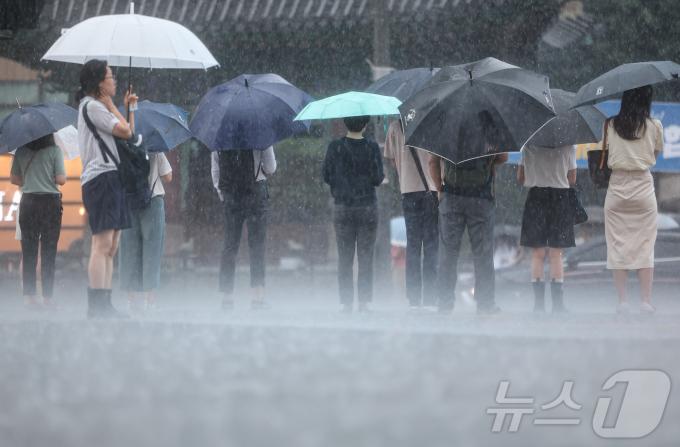 서울을 비롯한 수도권지역에 호우특보가 내려진 17일 서울 종로구 광화문사거리에서 우산을 쓴 시민들이 발걸음을 재촉하고 있다. 2024.7.17/뉴스1 ⓒ News1 김도우 기자
