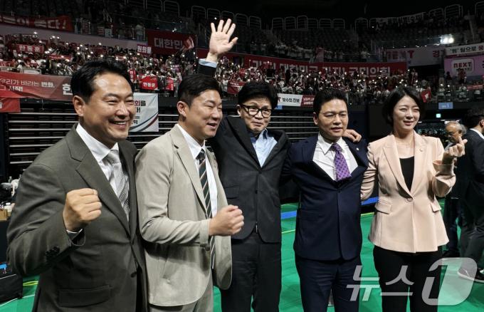 한동훈 국민의힘 당대표 후보(가운데)가 17일 경기 고양 소노아레나에서 열린 국민의힘 제4차 전당대회 서울·인천·경기·강원 합동연설회를 마치고 나서며 장동혁, 진종오, 박정훈 후보, 배현진 의원과 기념촬영을 하고 있다. 2024.7.17/뉴스1 ⓒ News1 김민지 기자