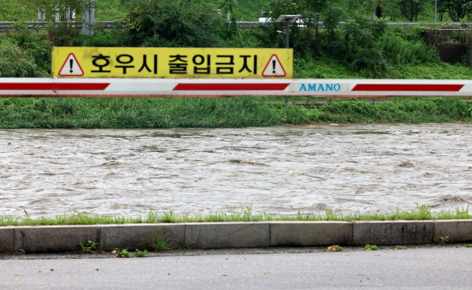 수도권 중심으로 집중호우가 발생하자 서울 동부간선도로 전 구간과 내부순환로 일부 구간 차량 통행이 통제됐다. 사진은 지난 17일 서울 성동구 성동교 부근 중랑천 변 출입이 통제되는 모습. /사진=뉴시스