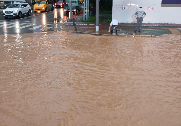 인천에 많은 비가 내려 호우경보가 발효됐고 계양·서구 등 도로 4곳이 통제됐다. 사진은 지난 17일 오전 인천 계양구 일대 도로가 침수돼 있다. /사진=뉴시스(인천소방본부 제공) 