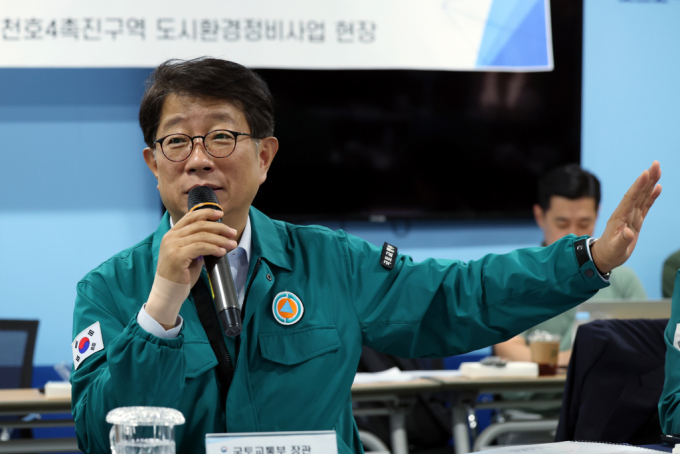 서울 주택 공급 부족이 우려된다는 보도에 대해 국토교통부가 입주 물량이 충분하다고 해명했다. 사진은 박상우 국토부 장관이 지난 12일 오전 장마철 대응 및 폭염 대비 상황 점검을 위해 서울 강동구 천호동 공동주택 재건축 정비사업 현장에서 가진 간담회에서 인사말을 하는 모습. /사진=뉴스1