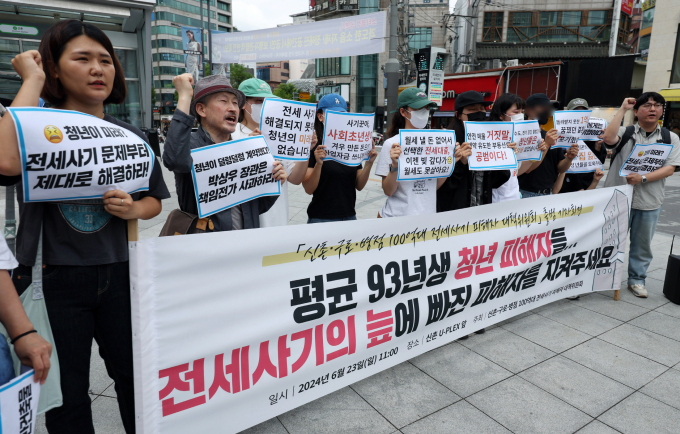 국토부가 인정한 전세사기 누계 피해 건수가 1만9621건으로 집계됐다. 사진은 청년 전세사기 피해자들이 지난달 서울 서대문구 신촌 U-PLEX 앞에서 '신촌·구로·병점 100억원대 전세사기 피해자 대책위원회' 출범 기자회견을 열었던 모습. /사진=뉴시스