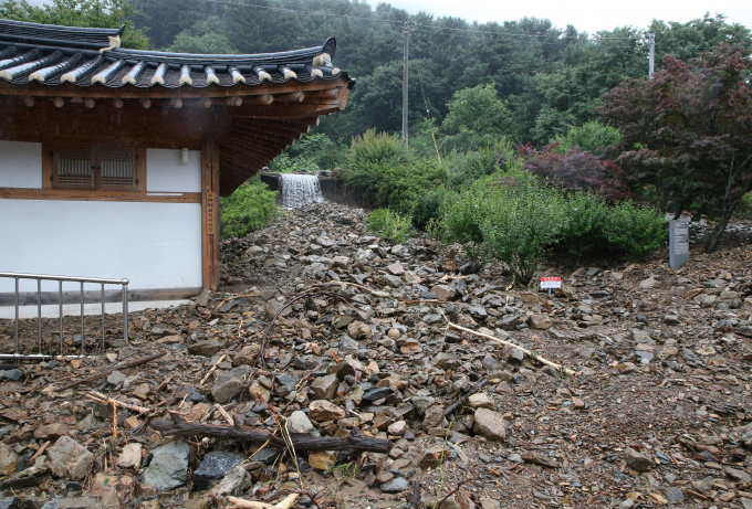 산림청이 경기 지역 산사태 위기경보 수준을 '심각' 단계, 대전·세종·전북지역은 ‘경계’ 단계로 상향 발령한다고 밝혔다. 사진은 지난 10일 충남 금산 진산면 묵산리에서 산사태가 발생해 낙석이 쌓여있는 모습. /사진=뉴스1