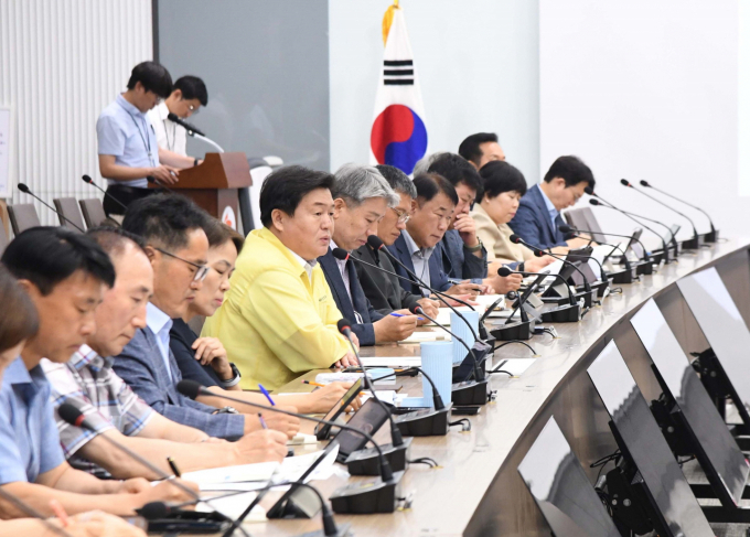임병택 시흥시장(노란색 상의)이 지난 17일 간부회의를 열고, '현장 중심 책임 행정'을 강조하고 있다. / 사진제공=시흥시