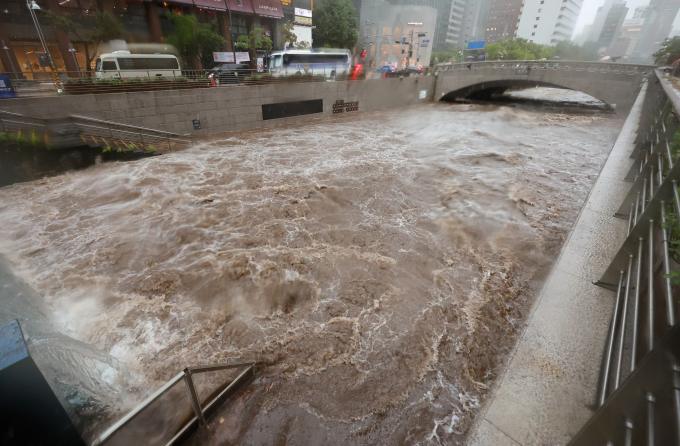 정부는 중앙안전대책본부(중대본)를 1단계에서 2단계로 격상했다. 사진은 폭우로 침수된 청계천 산책로. /사진= 뉴시스