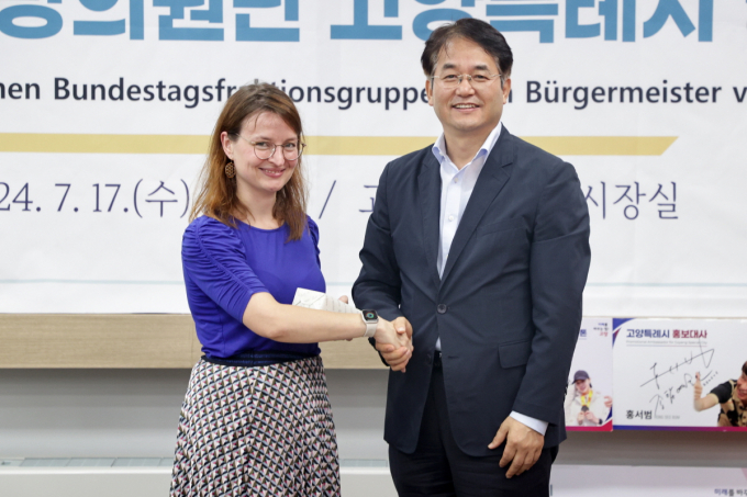 이동환 고양특례시장(오른쪽)이 독일연방의원단 단장인 로냐 케머 의원과 간담회에 앞서 악수를 하고 있다. / 사진제공=고양특례시