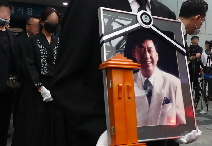  18일 가수  현철의 영결식·발인이 많은 가수 후배 등의 참석자들이 모인 가운데 진행됐다. 사진은 이날 서울 송파구 풍납동 서울아산병원에서 장지인 경기 광주시 분당추모공원휴로 이동 중인 고인과 가족들의 모습.  /사진=스타뉴스