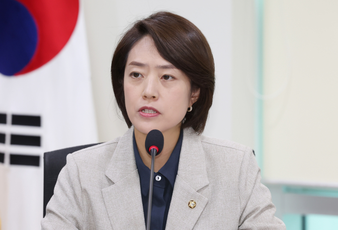 고민정 더불어민주당 의원이 윤석열 대통령 부인 김건희 여사의 명품백 수수 의혹과 관련해 대통령실 행정관의 증언에 대해 있을 수 없는 일이라며 비판했다. 사진은 고 의원이 지난달 7일 서울 여의도 국회 의원회관에서 김정숙 여사 인도 방문 관련 당시 대표단장 기자간담회를 하는 모습. /사진=뉴스1