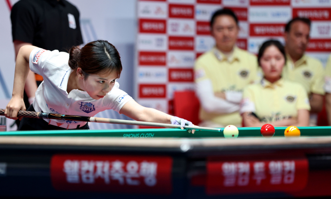 우리금융캐피탈은 지난 17일 ‘웰컴저축은행 PBA 팀리그 2024-2025’ 1라운드 3일차 경기에서 크라운해태에 세트스코어 4-2로 승리했다. 사진은 김민영의 경기 모습. /사진=PBA 