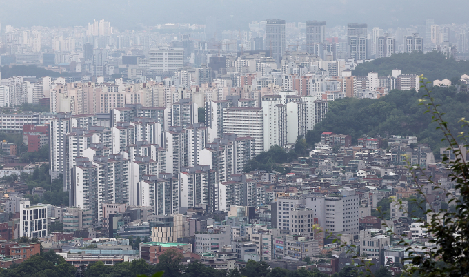 7월 전국 주택사업경기전망지수가 전월대비 2.8포인트 뛴 것으로 조사됐다. 사진은 서울시내 한 아파트 밀집 지역. /사진=뉴스1