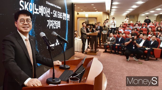 18일 오전 서울 종로구 SK서린빌딩에서 열린 SK이노베이션-SK E&S 합병 관련 기자간담회에서 박상규 SK이노베이션 사장(오른쪽)과 추형욱 SK E&S 사장이 참석해 있다. /사진=임한별 기자