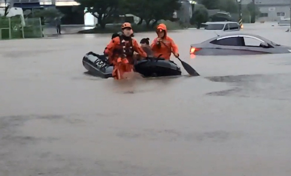 경기 파주에서 집중호우로 인해 4대의 차량이 침수됐고 주민이 고립되어 소방 당국이 구조에 나섰다. 사진은 이날 경기 파주시 월롱면의 한 도로가 침수돼 소방대원이 고립된 시민을 구조하는 모습. /사진=뉴스1(경기북부소방재난본부 제공) 