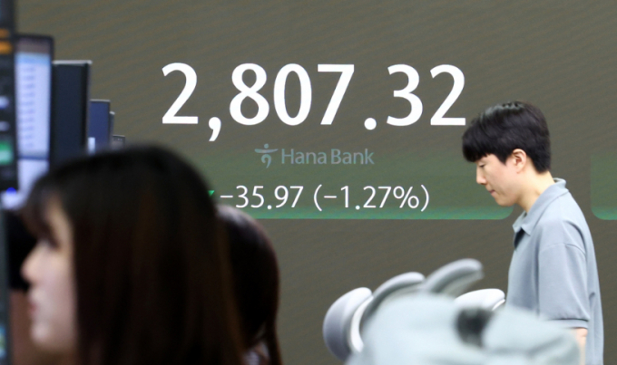 코스피가 전 거래일보다 37.65포인트(1.32%) 내린 2805.64로 개장한 18일 서울 중구 하나은행 본점 딜링룸에 코스피, 코스닥 지수 등이 표시돼 있다 /사진=뉴시스 전신 기자 