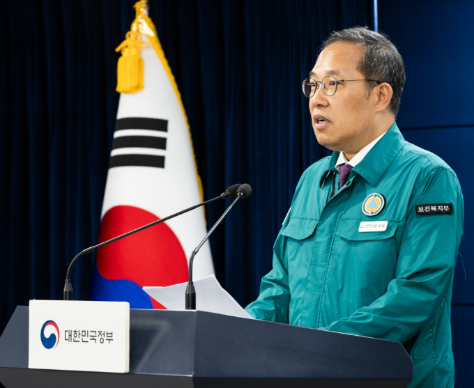 김국일 중앙사고수습본부 총괄 반장(사진)이 18일 브리핑을 전공의 7대 요구사항 중 일부를 제외한 부분에 대해 협의가 가능하다고 했다. 통해 전공의 7대 요구사항 /사진=뉴스1(보건복지부 제공)