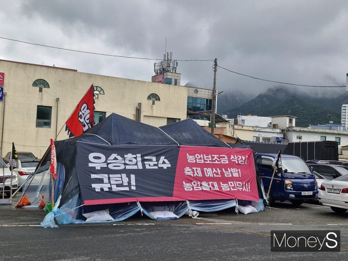 영암군 농민회가 농업보조금 삭감 등에 항의하며 군청앞 주차장에서 천막농성을 벌이고 있다./홍기철기자