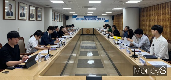 18일 광주상공회의소에서 광주지방고용노동청, 광주광역시 북구청, 전남대학교, 광주광역시교육청, 광주청년센터, 광주청년일자리스테이션 등 청년 일자리 지원기관 관계자와 전문가들이  지역 청년 고용 촉진을 위한 논의를 하고 있다/사진=광주상의 제공. 